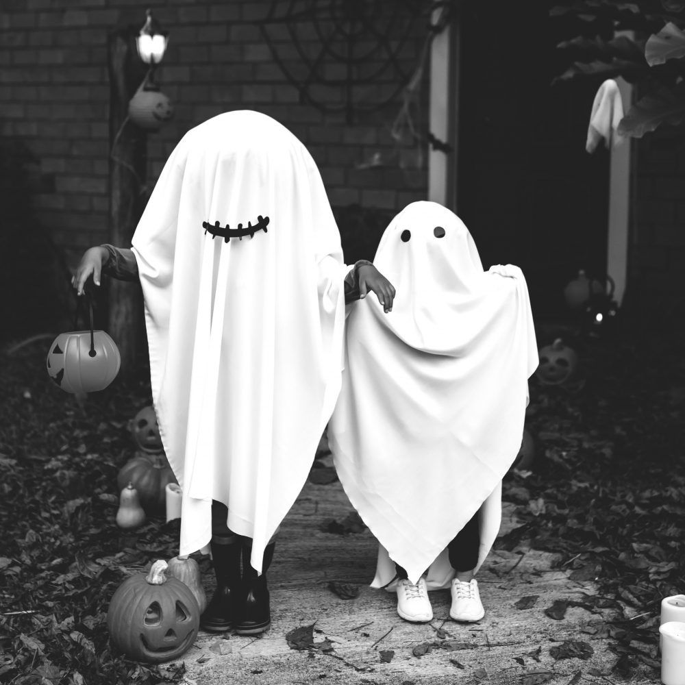 El Fashion Pact es truco, no trato. Lo contrario que buscan los niños disfrazados de fantasmas de la imagen. ¿Serán sábanas de algodón orgánico?
