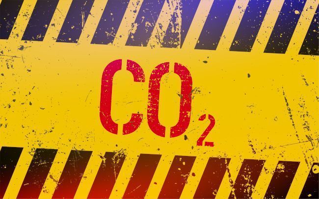 letras rojas poniendo co2 sobre panel amarillo con franjas negras metálico